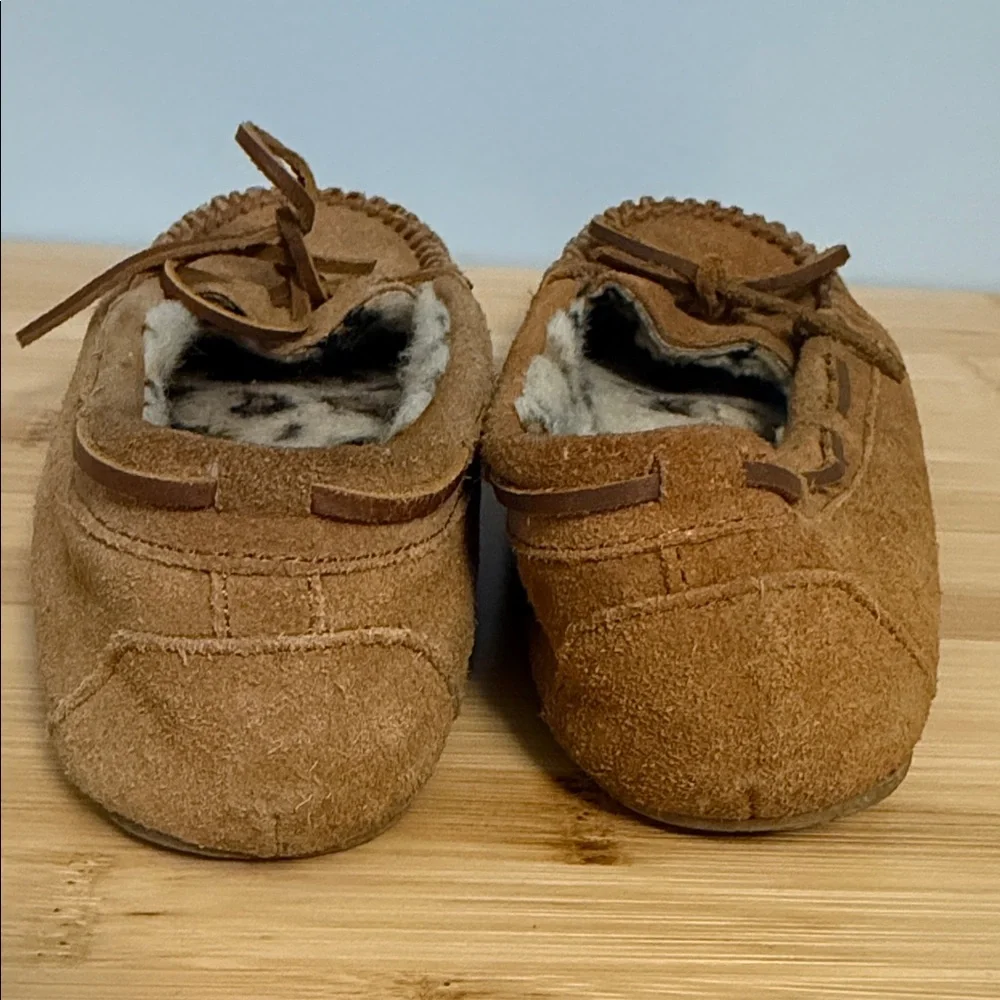 Minnetonka Kids Size 6 Girls or Boys Brown Suede Moccasins with Patterned Lining